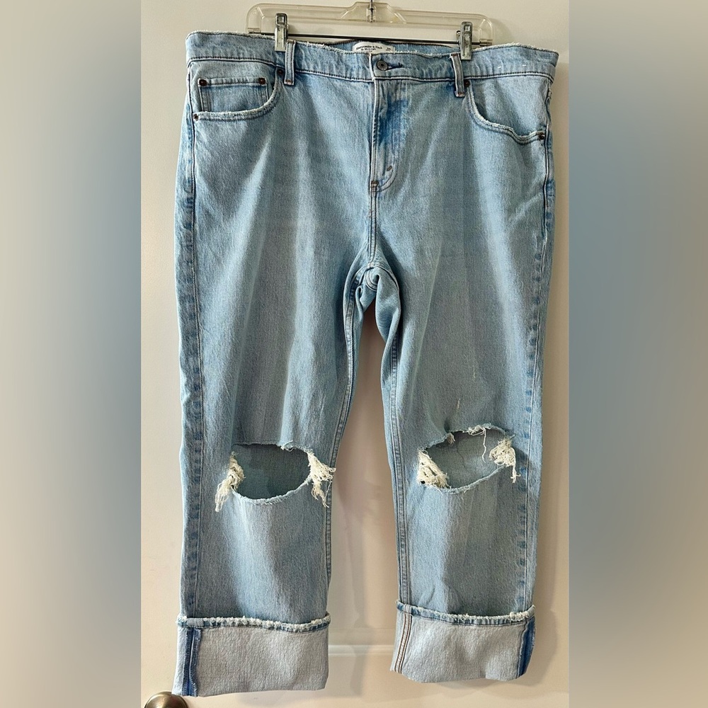 Abercrombie & Fitch 90’s Straight Jeans with Distressed Details